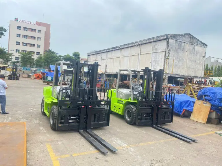 Xe nâng forklift 7 tấn FD70 đang làm việc hiệu quả tại nhà xưởng.