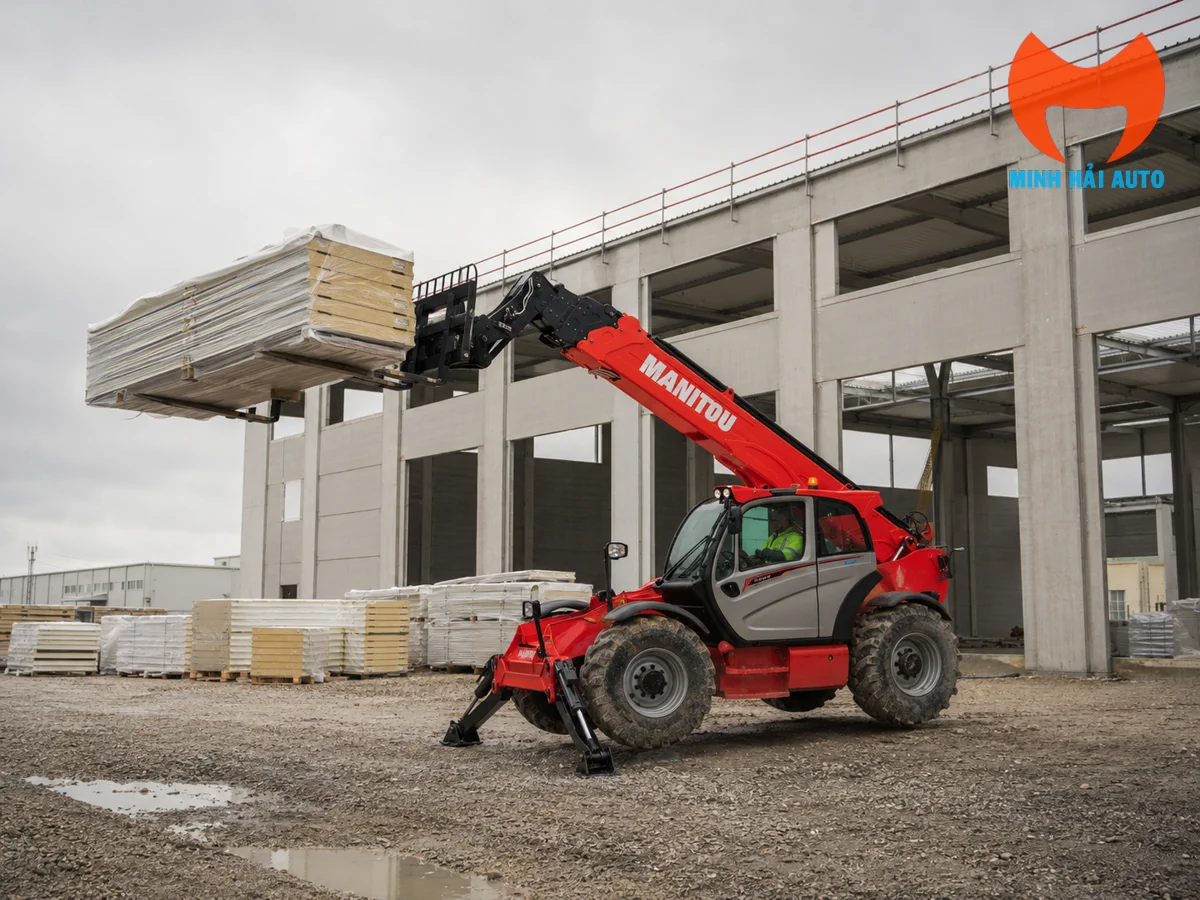 Xe nâng Manitou sử dụng phụ kiện gầu minh họa