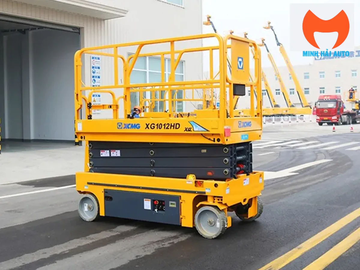Bán xe nâng người 10m XCMG XG1012HD cắt kéo tự hành chạy điện