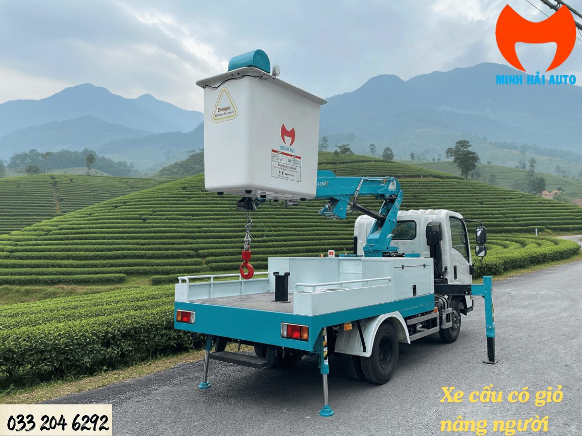 Xe nâng người 12m Isuzu QKR HAP-1200M làm việc trên cao.