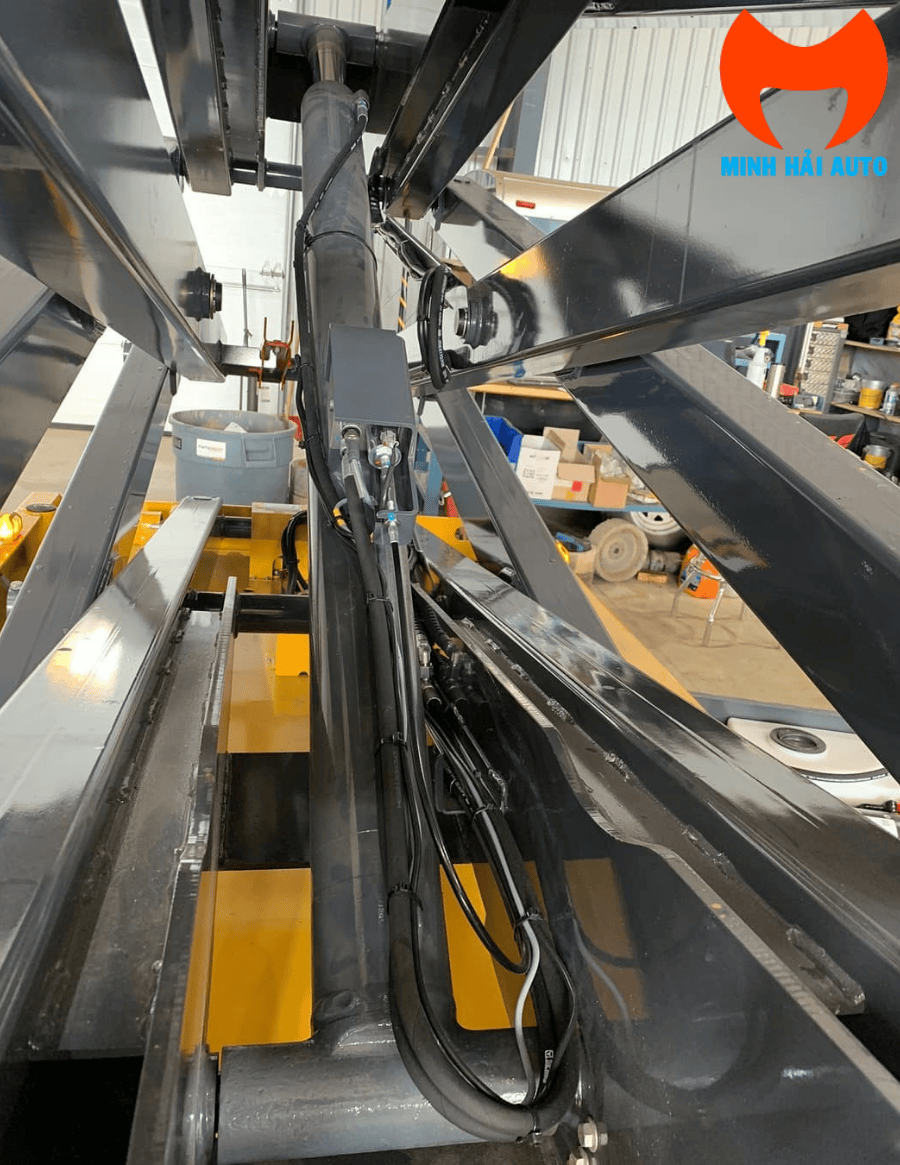 Xe nâng người 14m XCMG được ứng dụng trong bảo trì nhà xưởng. sa