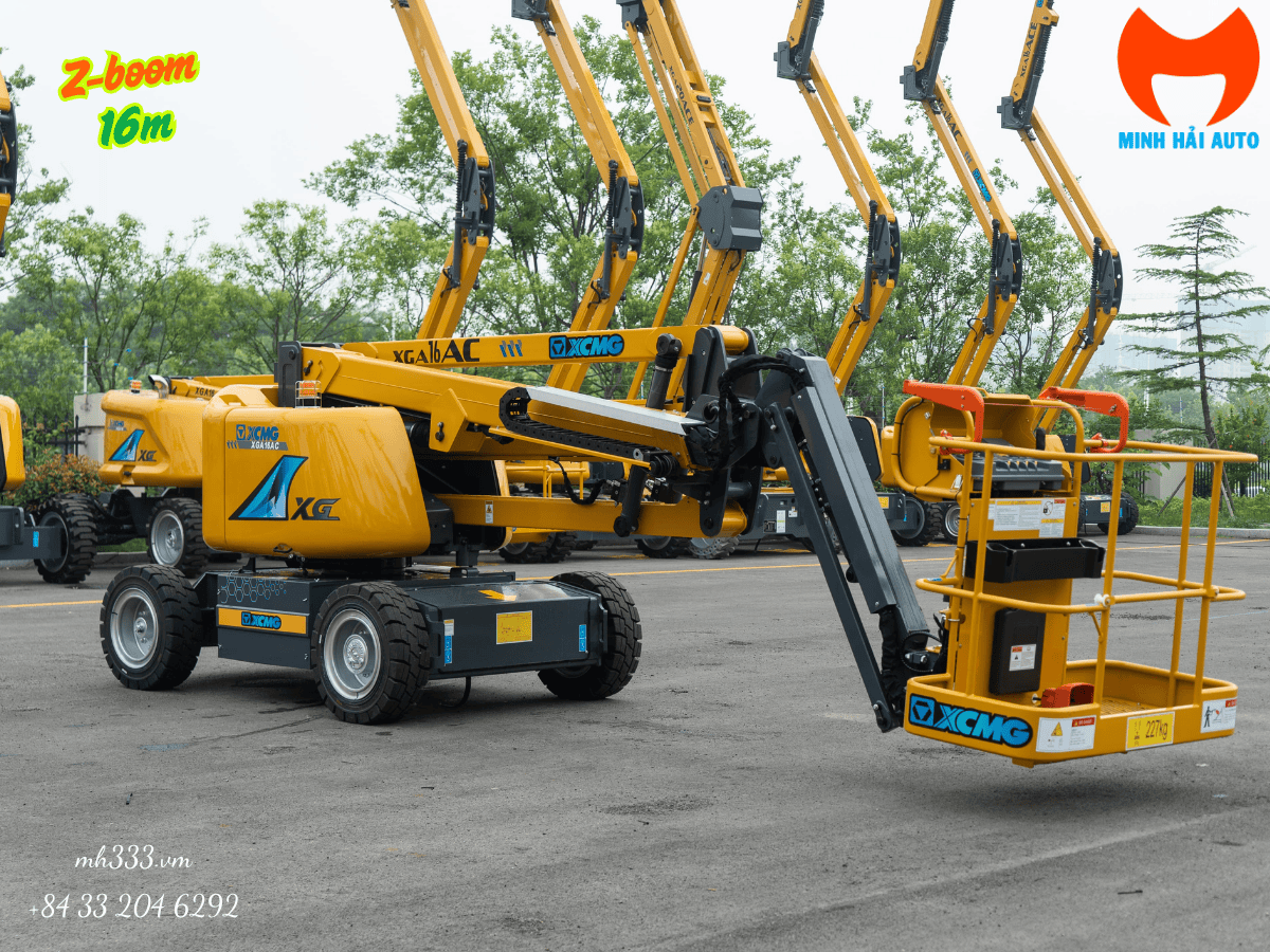 Xe nâng người 16m XCMG XGA16AC đang vươn cần linh hoạt tại một công trình.