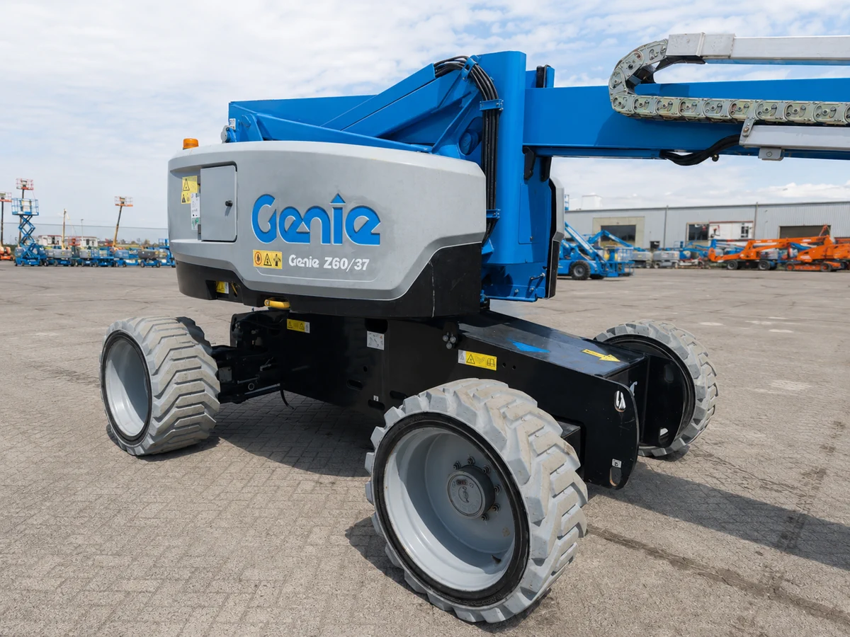 Xe nâng người Boom Lift 20m Genie Z-60/37 chạy Diesel tổng thể