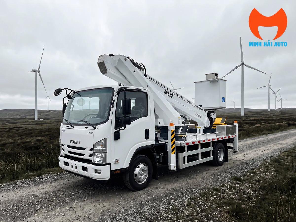 Xe nâng người 23m Isuzu trên đường công trình
