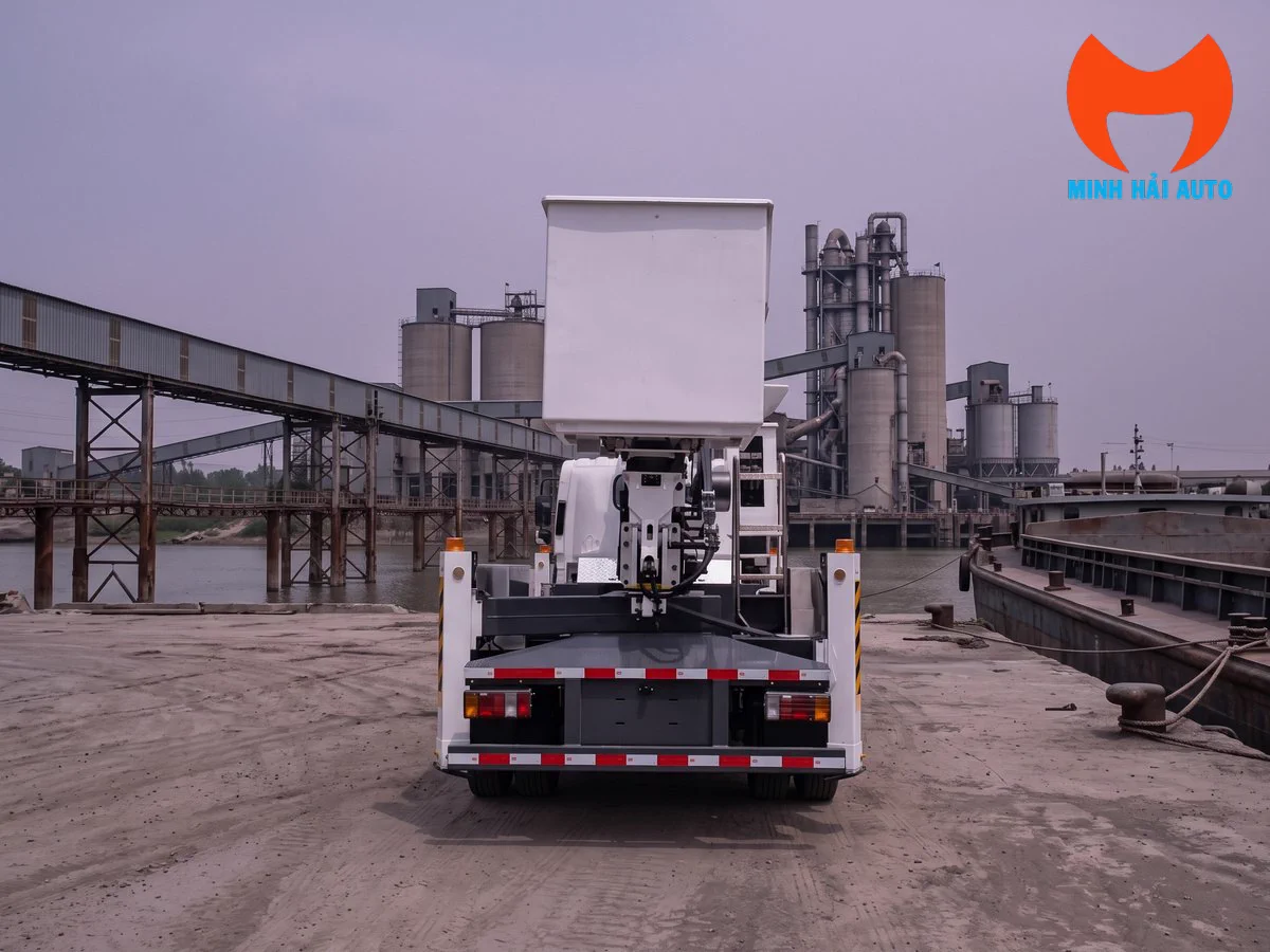 Xe nâng người 23m nhìn từ phía sau tại khu công nghiệp