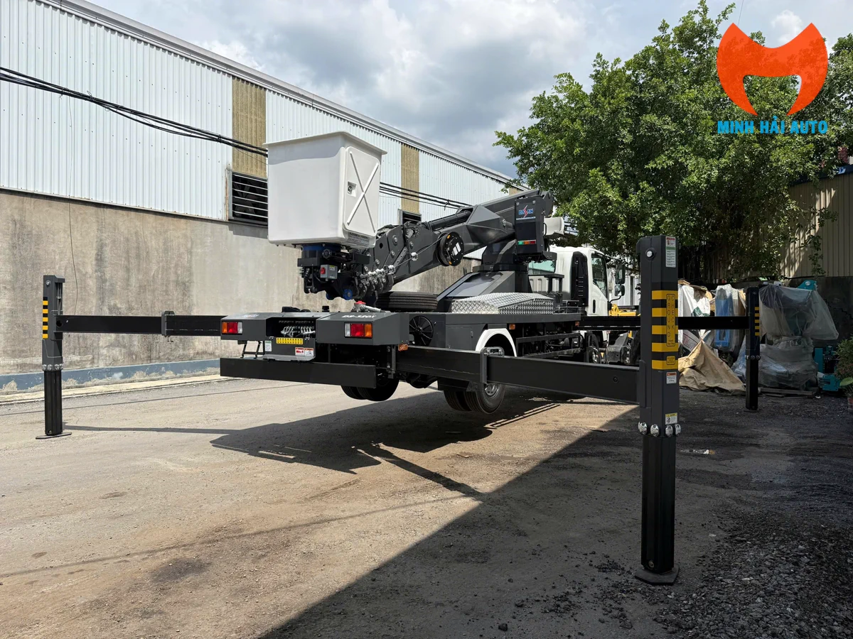 Chân chống thủy lực xe nâng người 32m Dasan khi làm việc trên cao