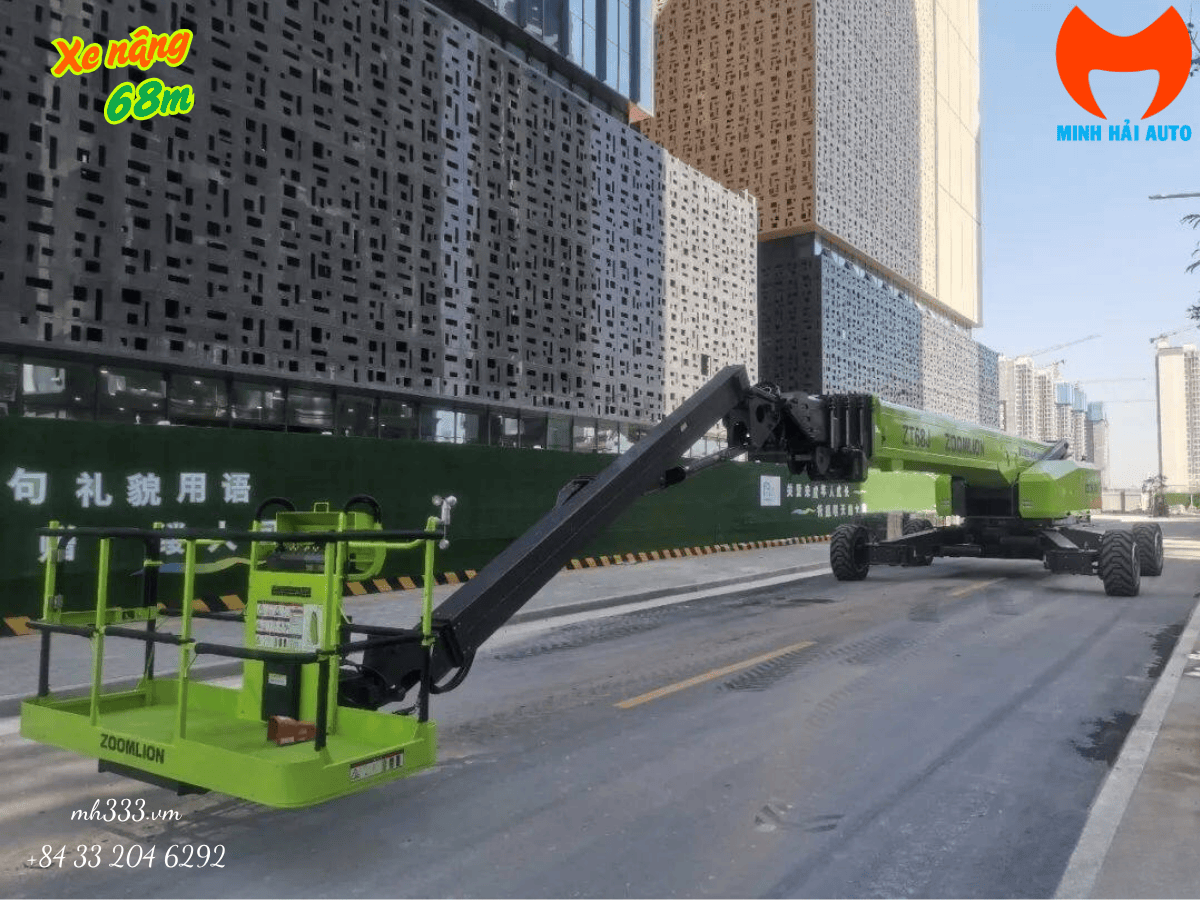 Xe nâng người 68m Zoomlion ZT68J đang làm việc tại một công trình xây dựng lớn.