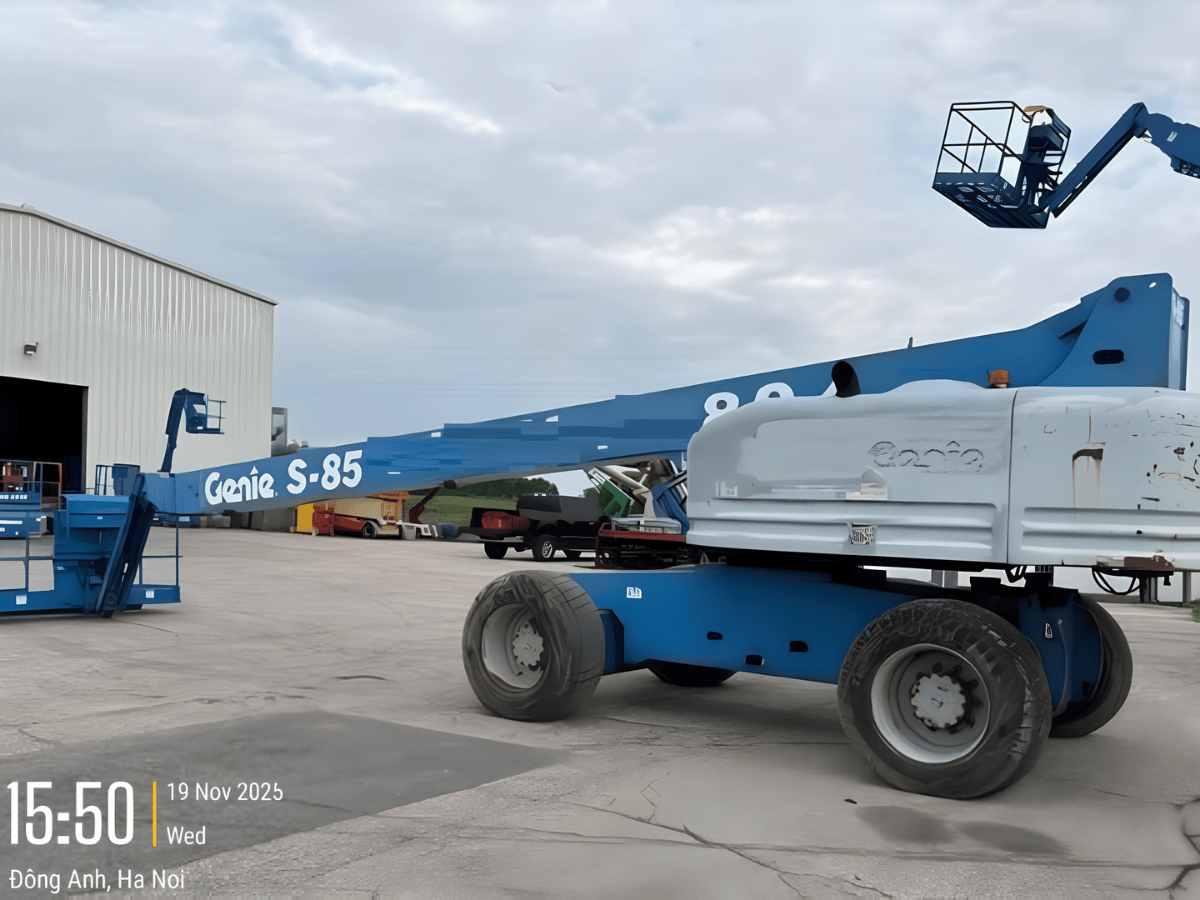 Xe nâng người boom lift làm việc tại dự án thủy điện.
