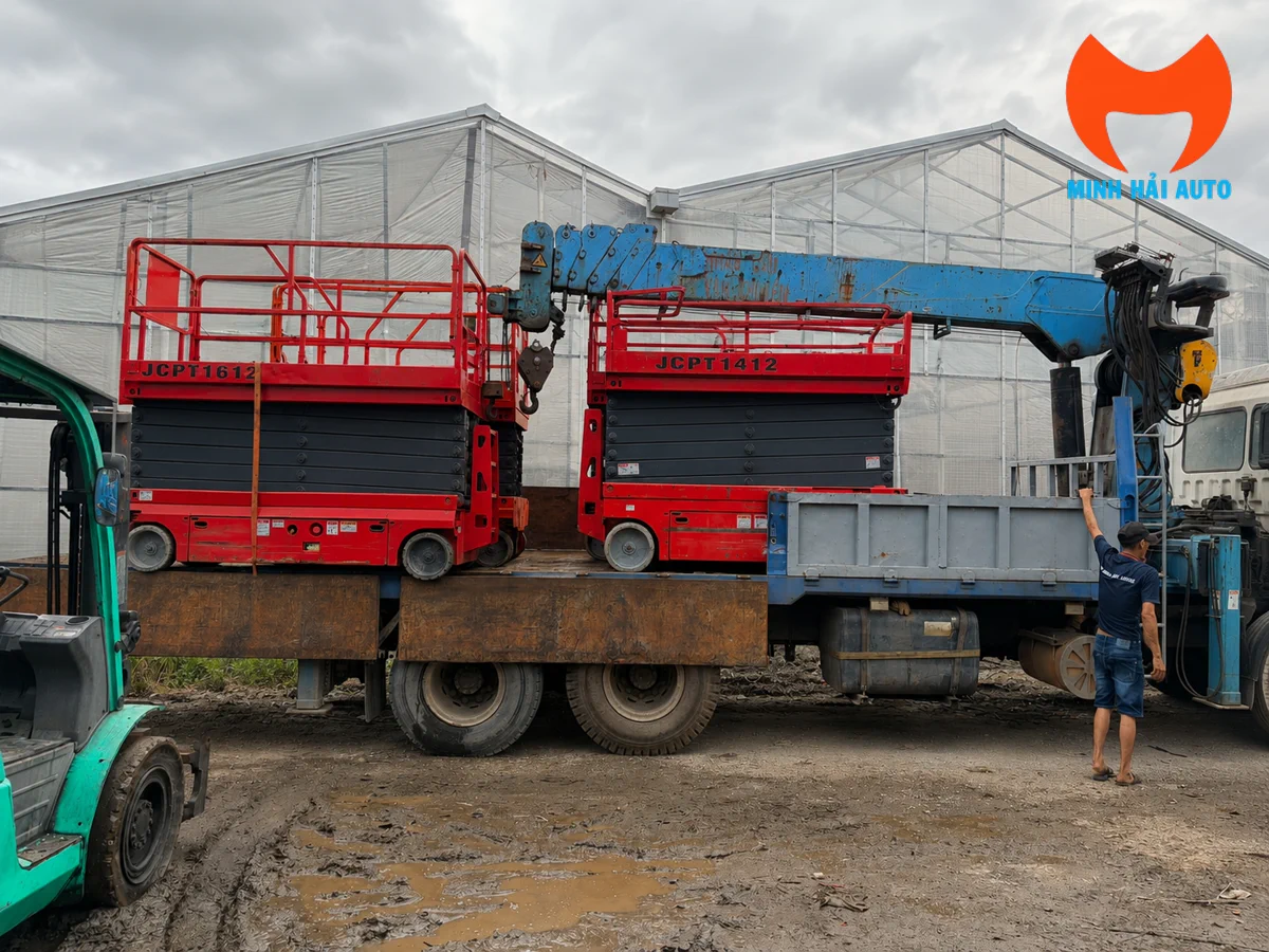 Xe nâng người cần thẳng vận hành ngoài công trường nền đất