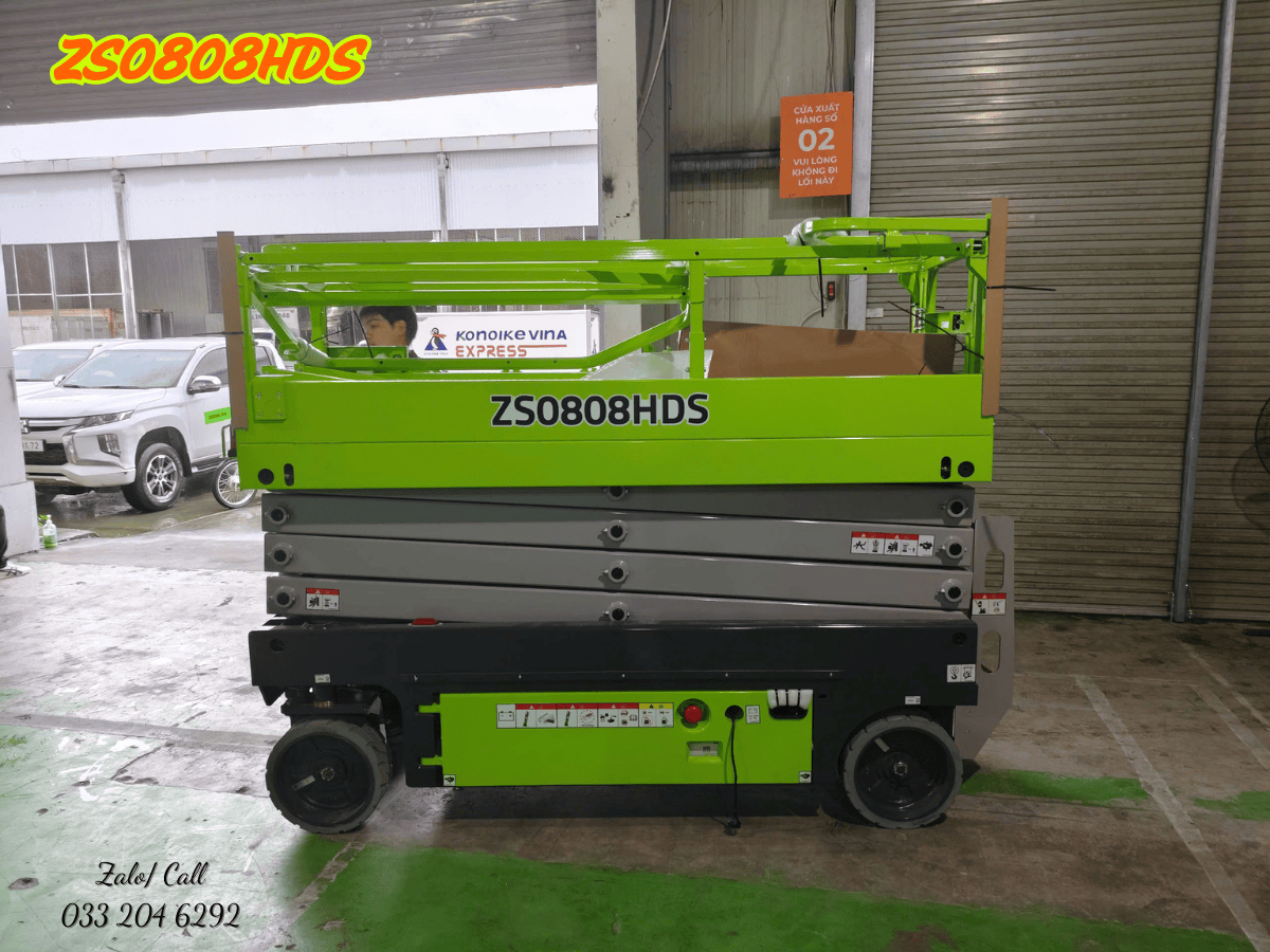 Xe nâng người cắt kéo 10m đang được sử dụng để bảo trì hệ thống trong một nhà máy sản xuất.