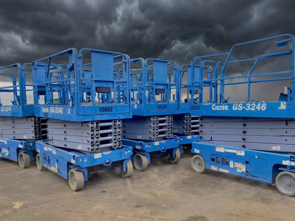 Xe nâng người cắt kéo 12m cũ