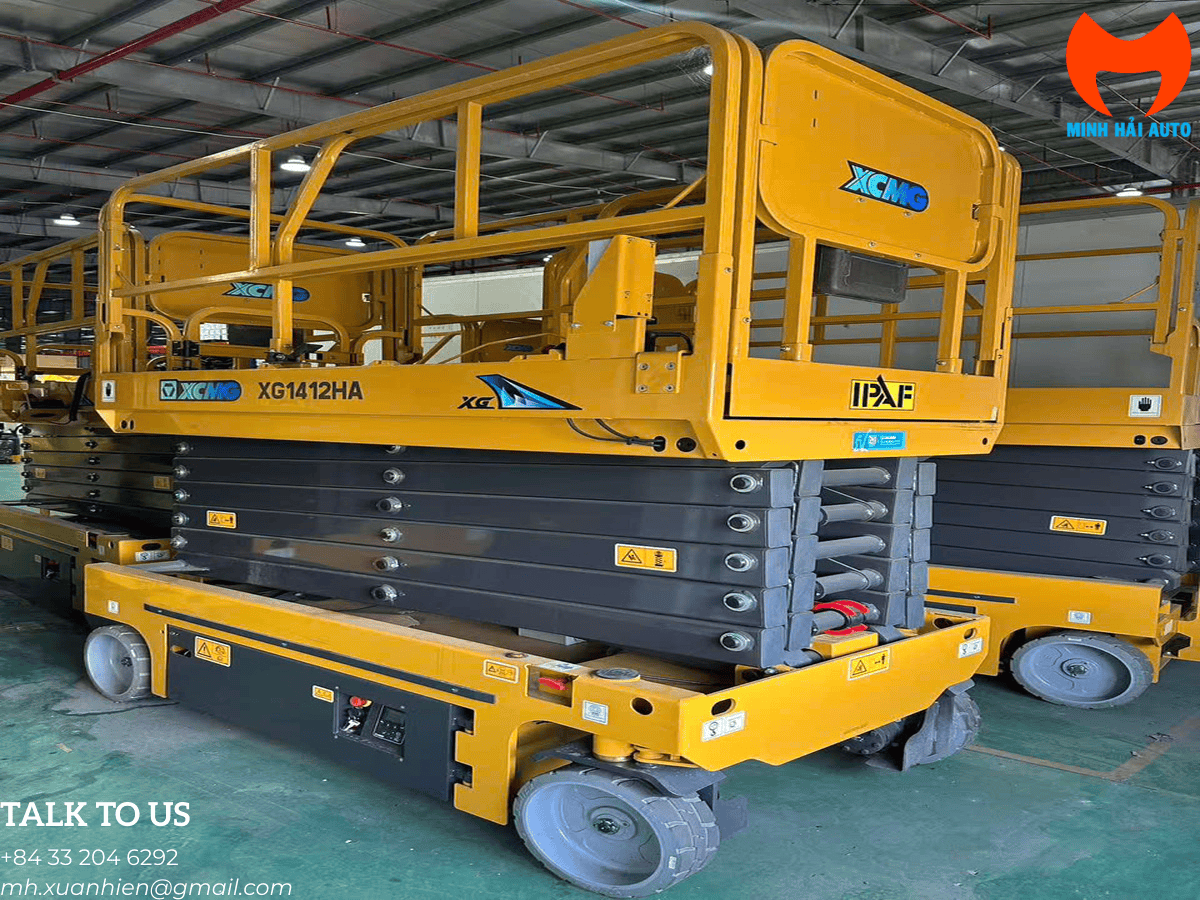 Xe nâng người cắt kéo 14m XCMG XG1412HA màu vàng đang mở rộng hết chiều cao làm việc.