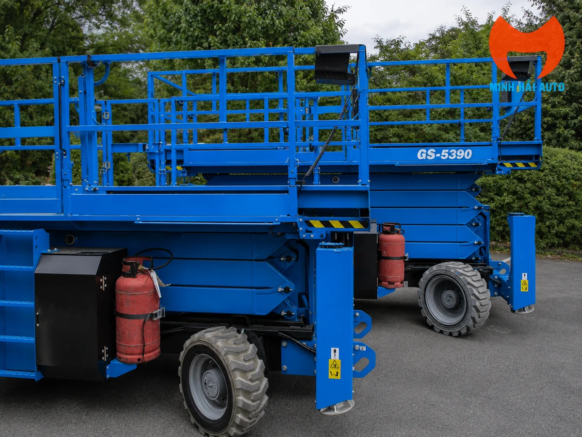 Xe nâng người cắt kéo Genie GS-5390 RT làm việc ngoài trời nền gồ ghề công trình công nghiệp