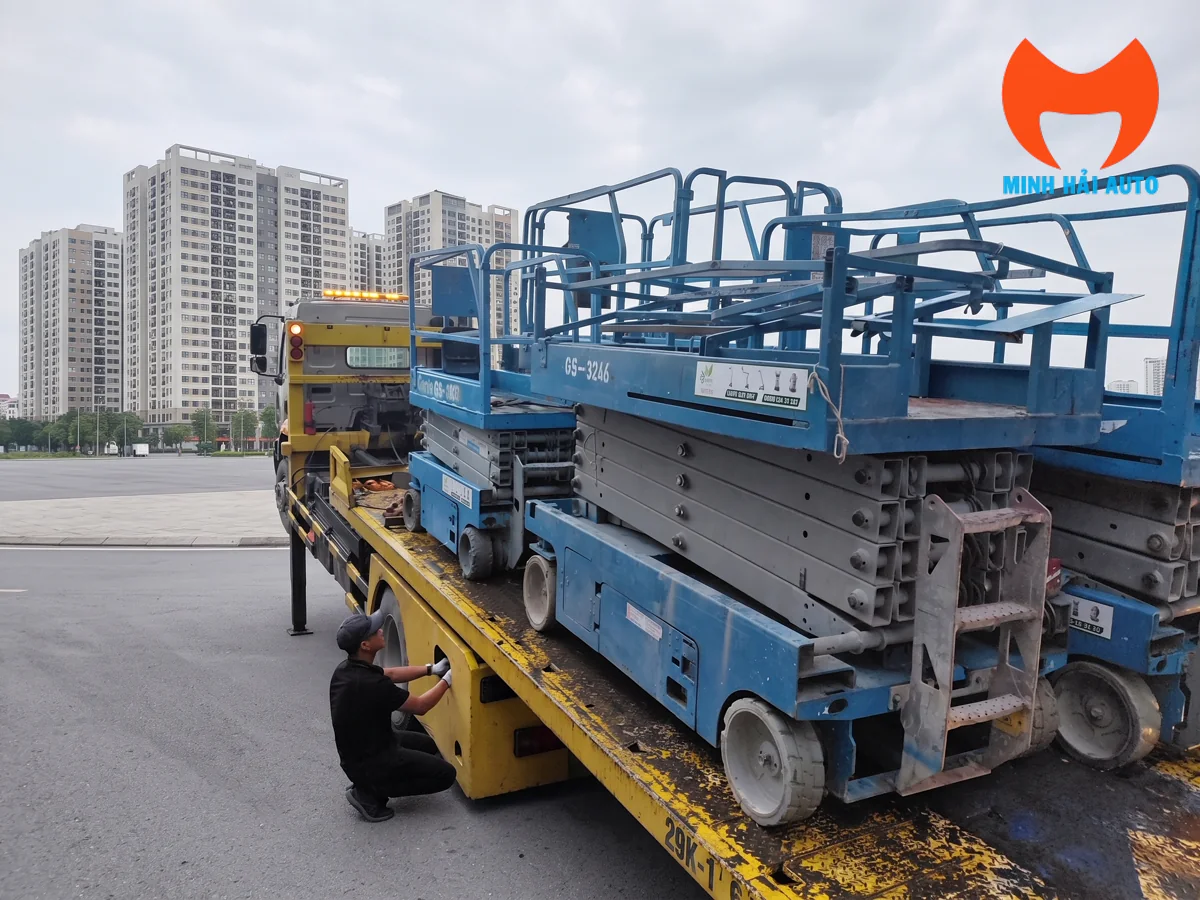 Nhiều xe nâng người cắt kéo điện được chở trên xe vận chuyển