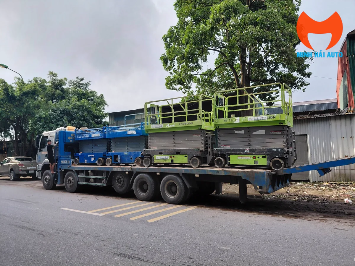 Xe vận chuyển chở các xe nâng người cắt kéo đến điểm giao
