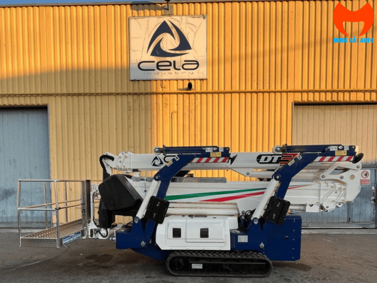 Xe nâng người chân nhện 30m Cela DT30 đang vươn cần làm việc âm dưới một cây cầu.