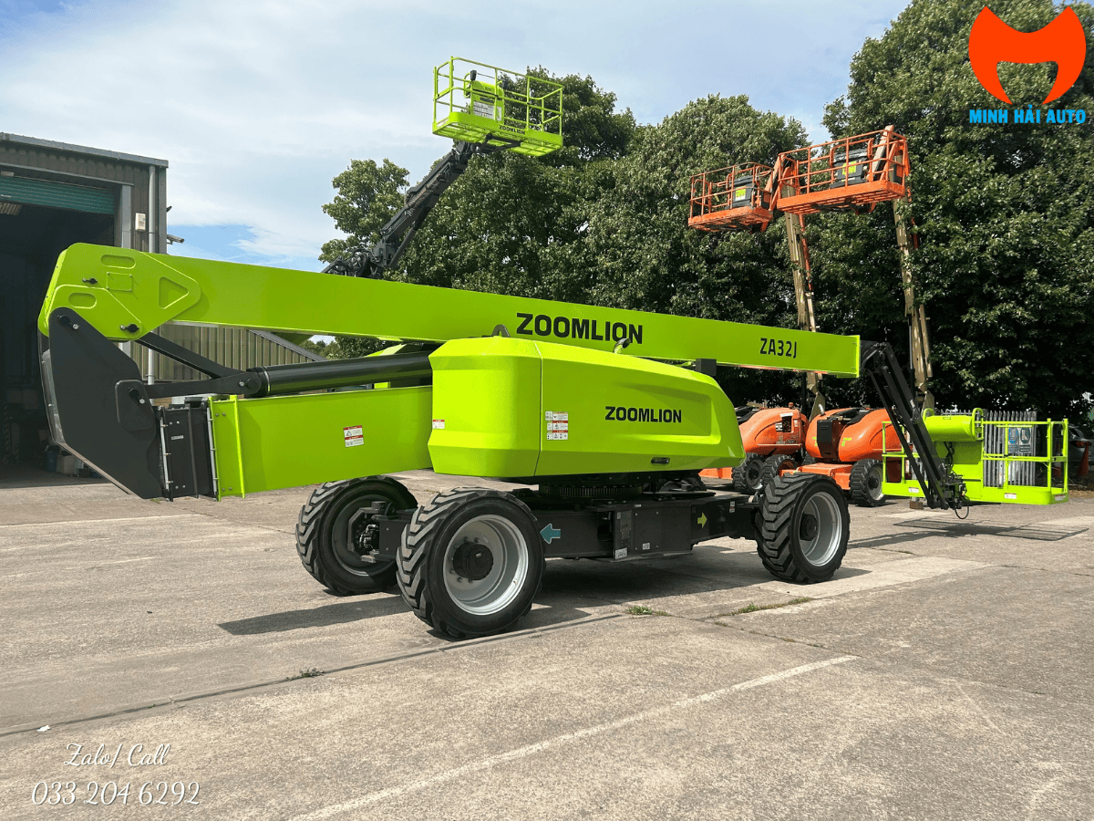 Xe nâng người đa địa hình Zoomlion ZA32J với hệ thống cân bằng tự động, di chuyển ổn định trên công trường.
