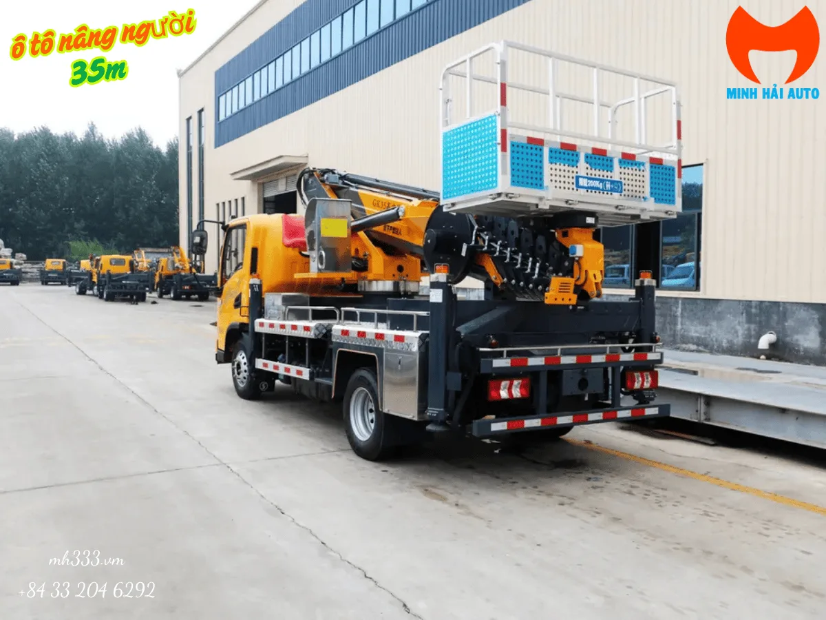 Xe nâng người GK35 nhìn từ phía sau với giỏ nâng đã thu gọn