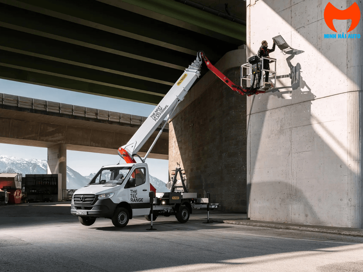 Xe nâng người Palfinger dạng boom lift đang làm việc tại công trình