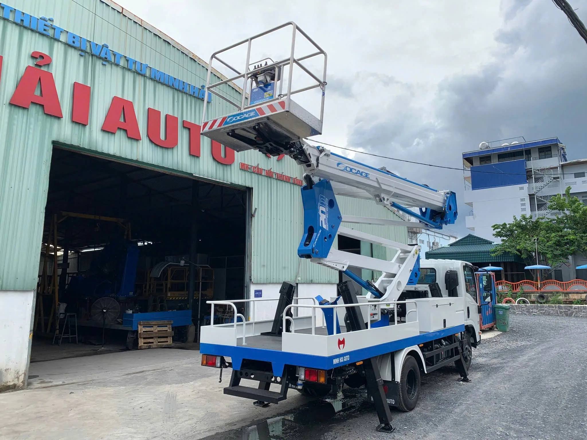 Xe nâng người Socage 20D triển khai cần và chân chống