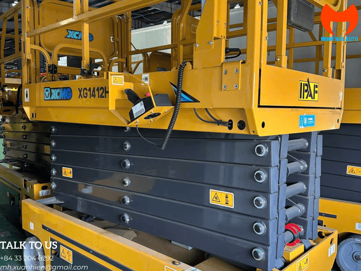 Xe nâng người XCMG XG1412HA đang được sử dụng để thi công trong nhà xưởng.