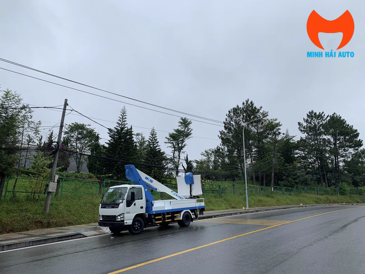 Xe ô tô nâng người 14m di chuyển trên đường bộ