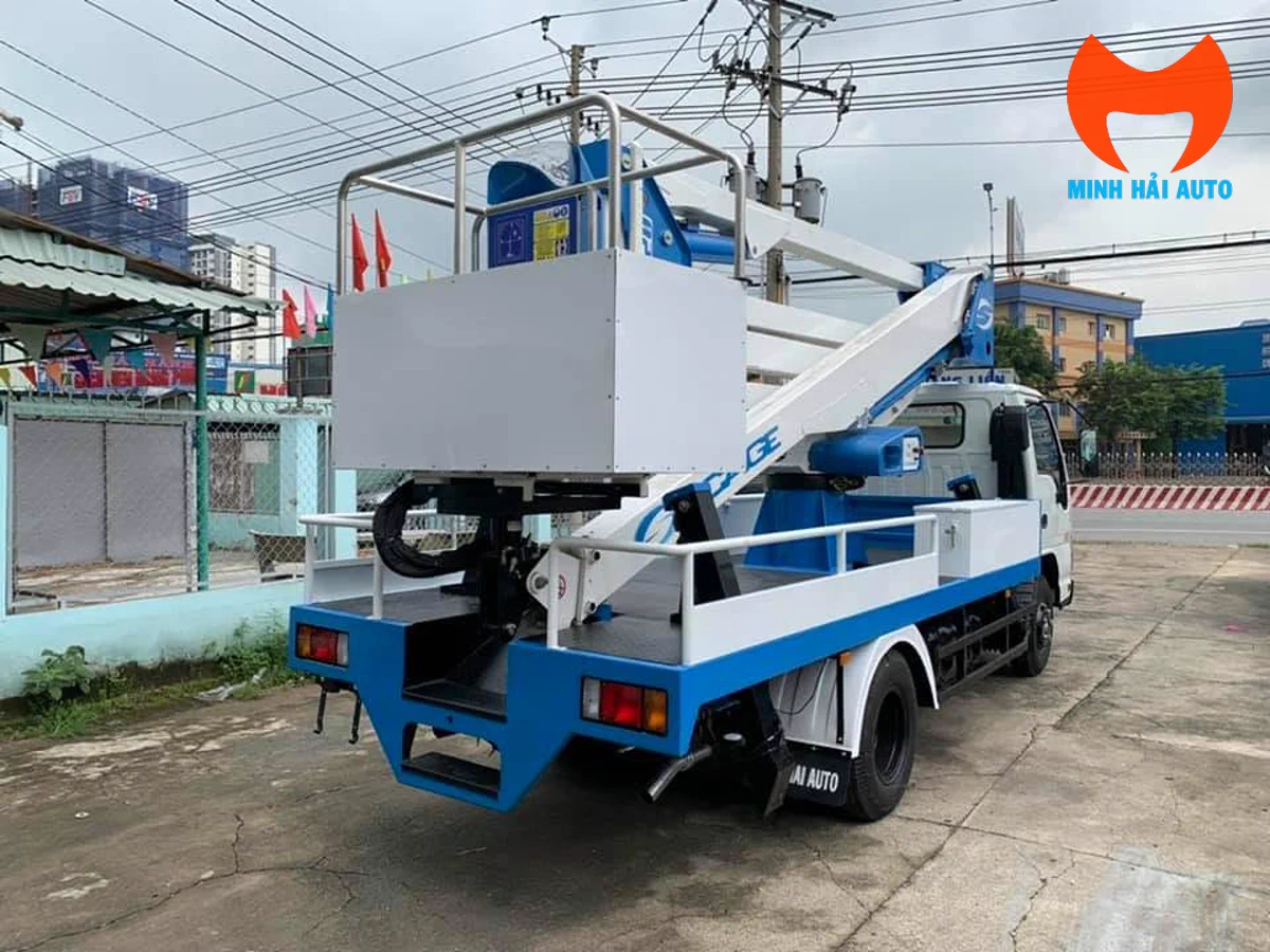 Xe ô tô nâng người 14m làm việc tại khu đô thị