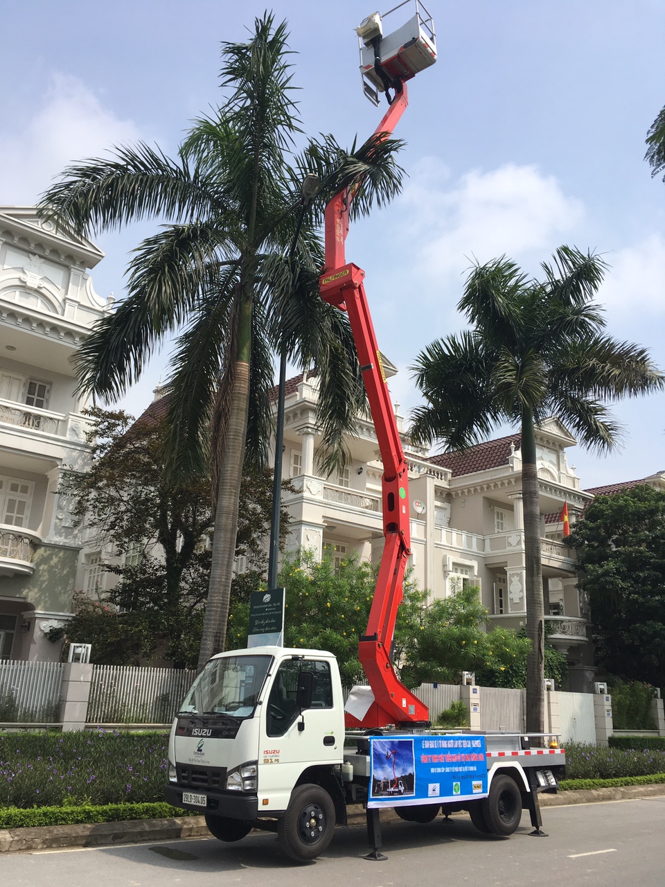 xe ô tô nâng người 16m isuzu
