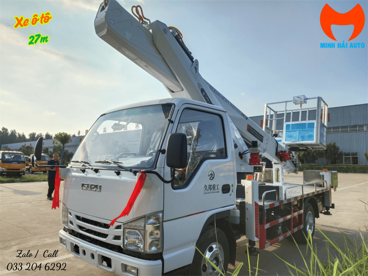 Xe ô tô nâng người 27m đang thực hiện công tác bảo trì đèn đường.