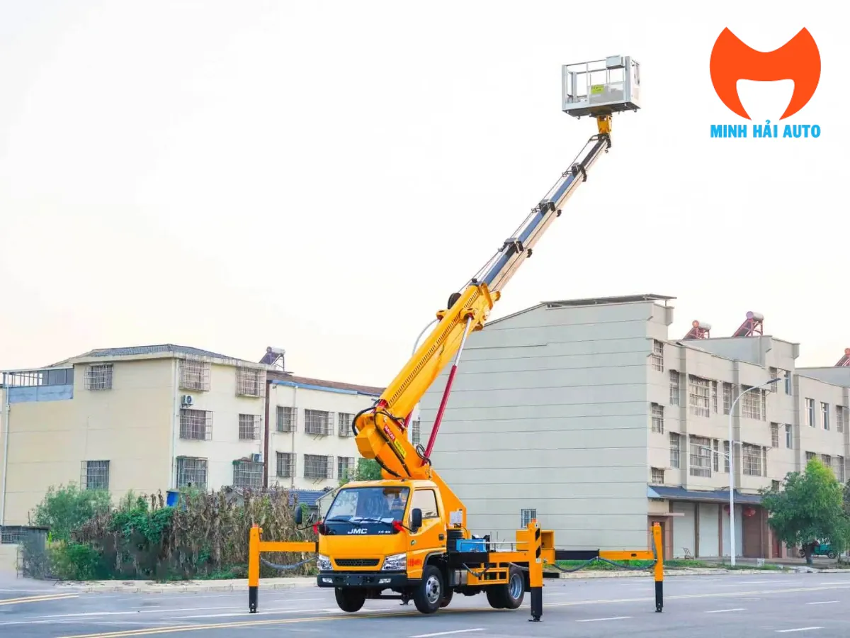 Xe ô tô nâng người cần ống lồng màu vàng triển khai chân chống trên mặt đường