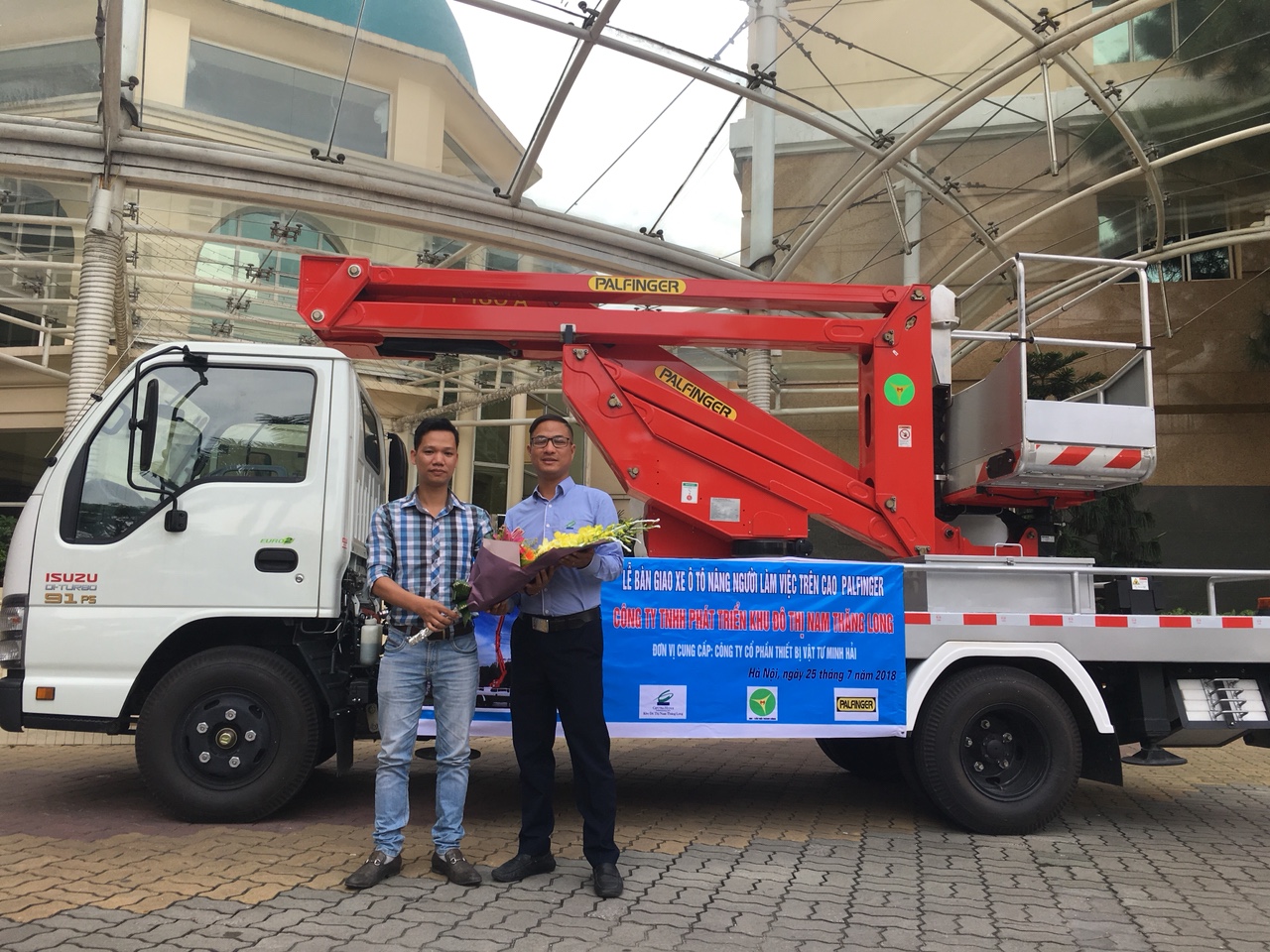 Xe ô tô nâng người 16m làm việc trên cao