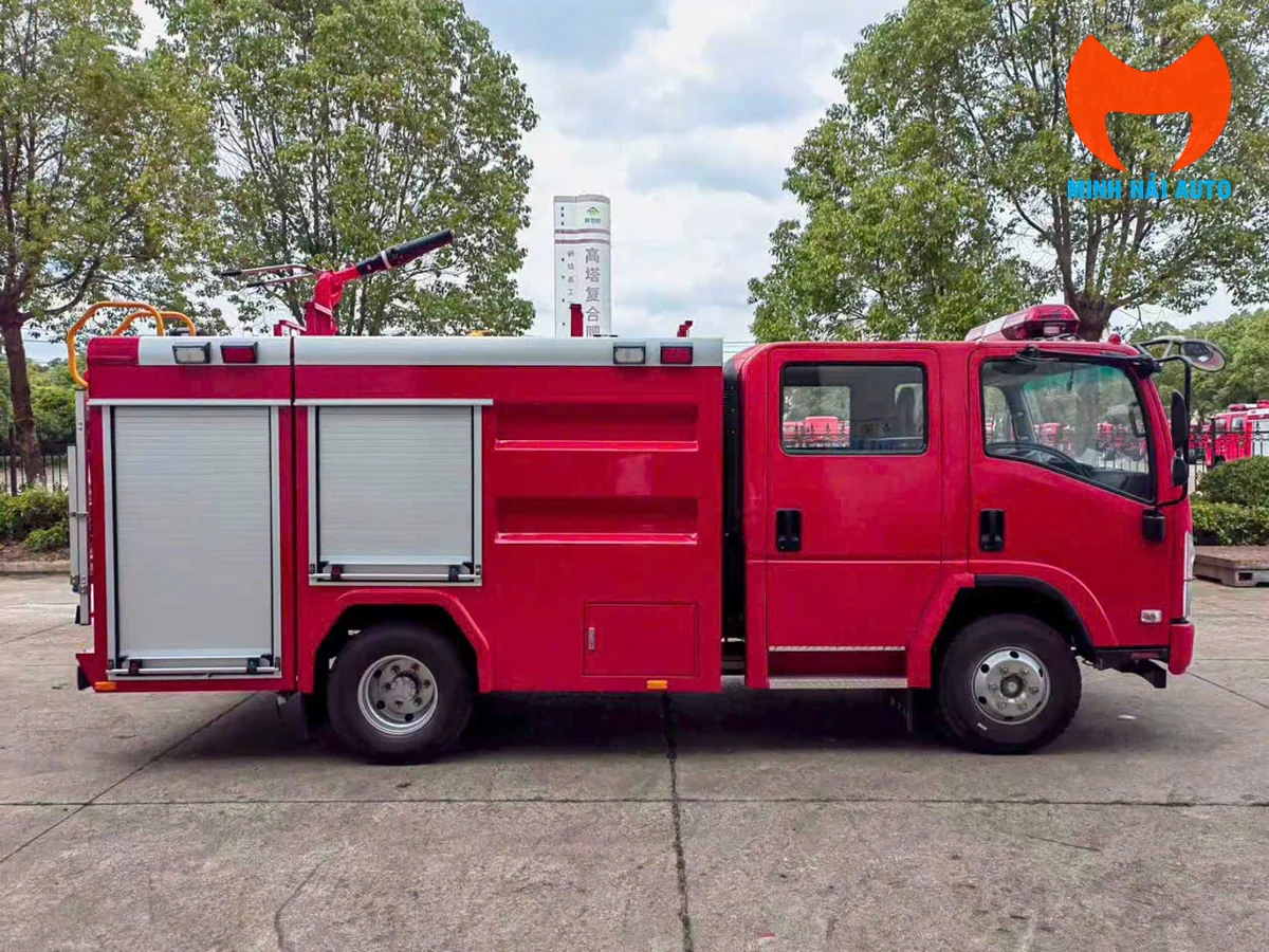Xe PCCC Isuzu Foam nhìn từ bên phải