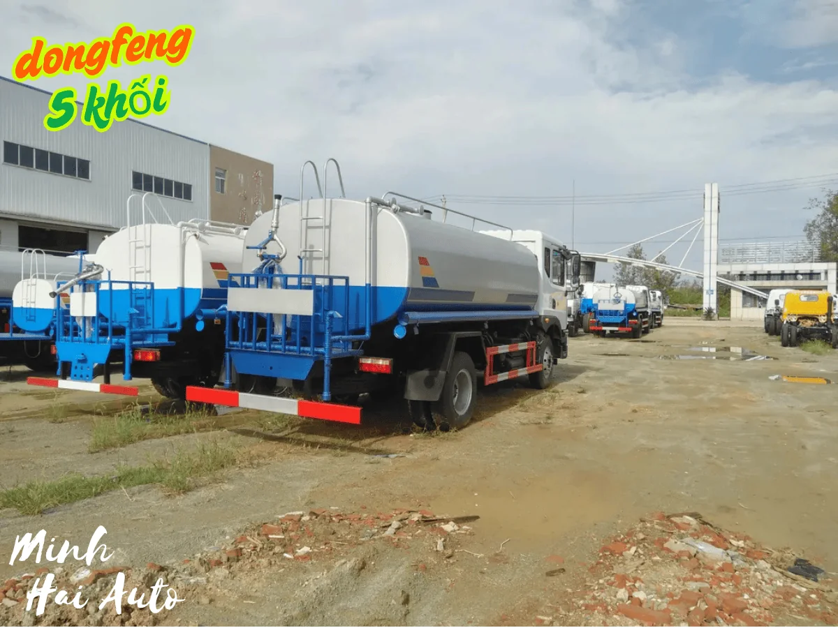 Phía sau xe bồn Dongfeng 5 khối với sàn thao tác và đường ống phun nước