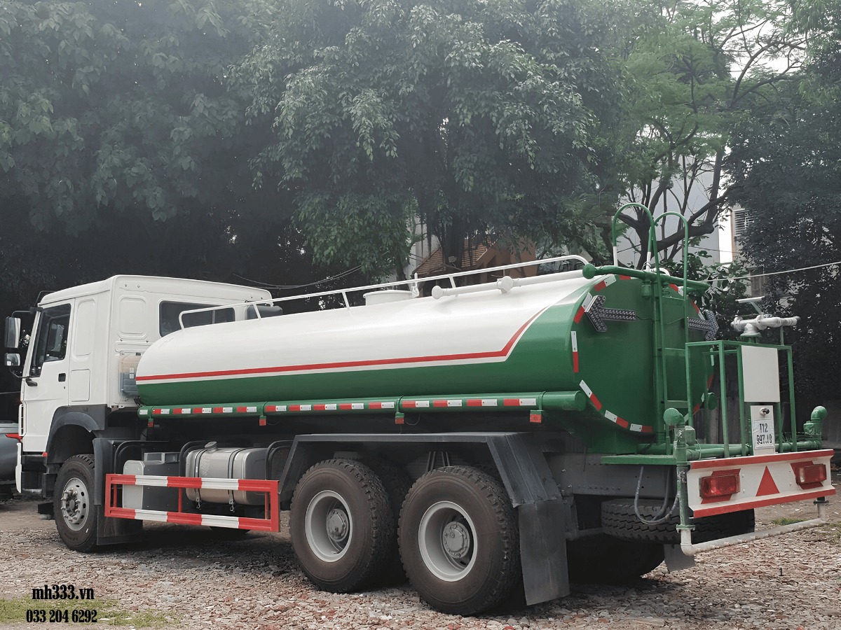 Xe phun nước Howo 12 khối thực hiện nhiệm vụ tưới cây xanh tại công viên.