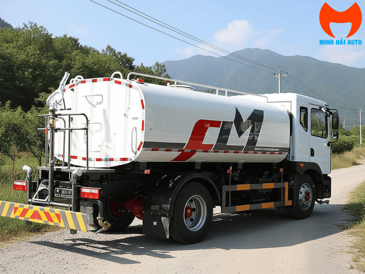 Xe phun nước rửa đường 10 khối Dongfeng đang hoạt động vệ sinh đô thị.