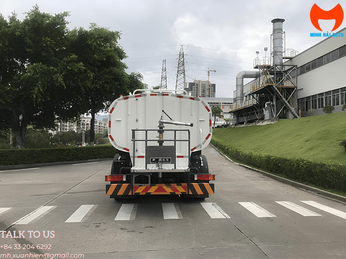 Xe phun nước rửa đường 15 khối đang thực hiện nhiệm vụ tưới cây trong công viên.