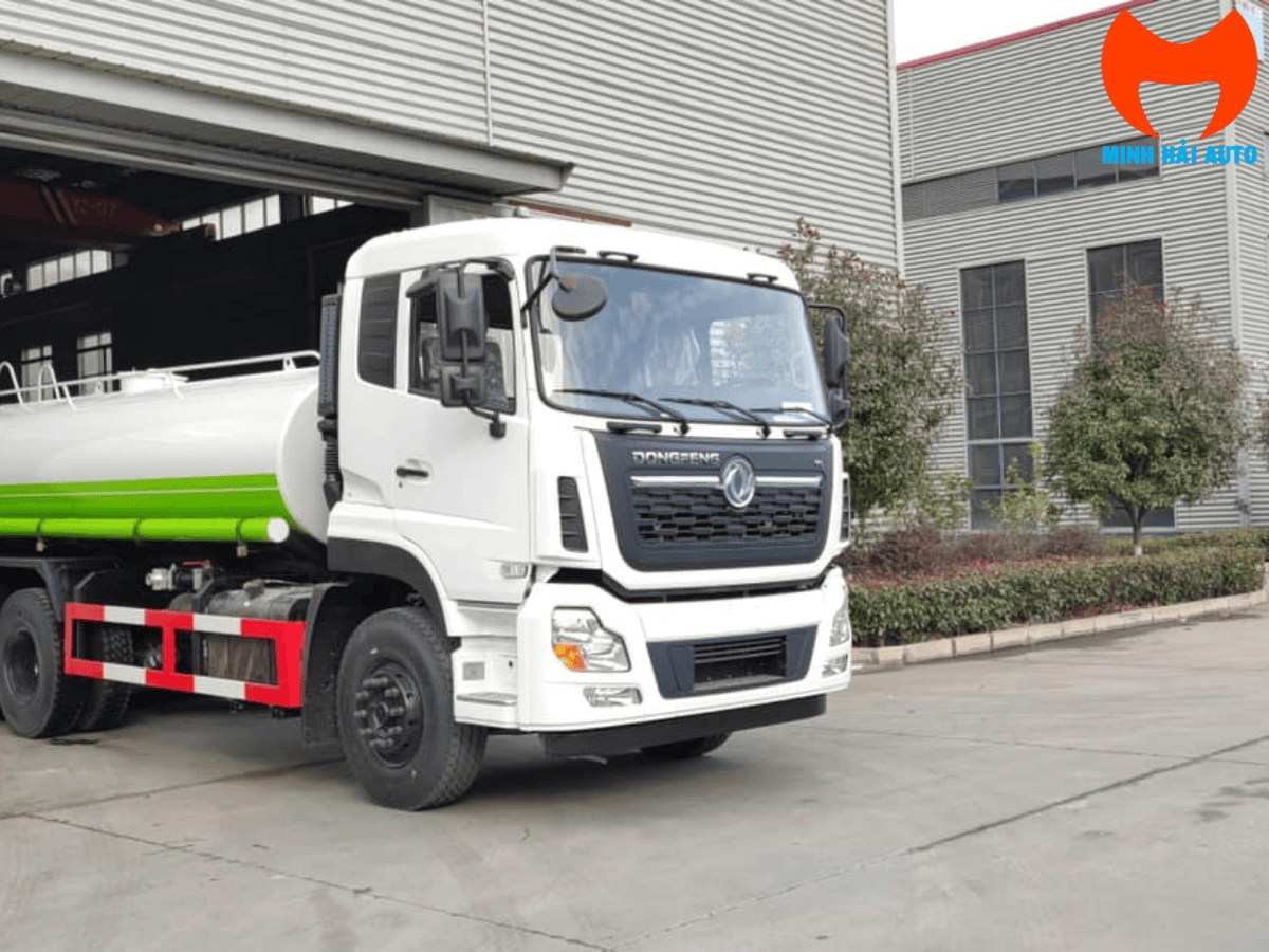 Nội thất cabin xe rửa đường tưới cây 9 khối Dongfeng với ghế hơi và điều hòa tiện nghi.