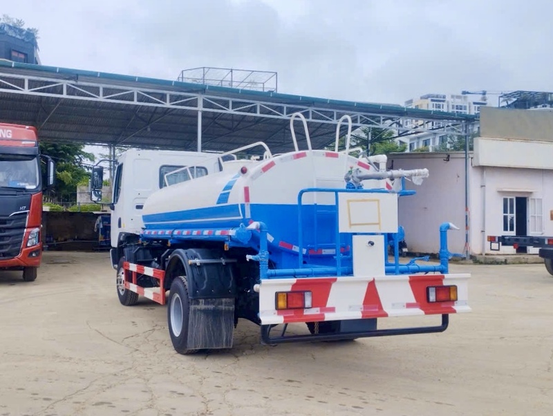 xe phun nước rửa đường chenglong 8 khối thực tế