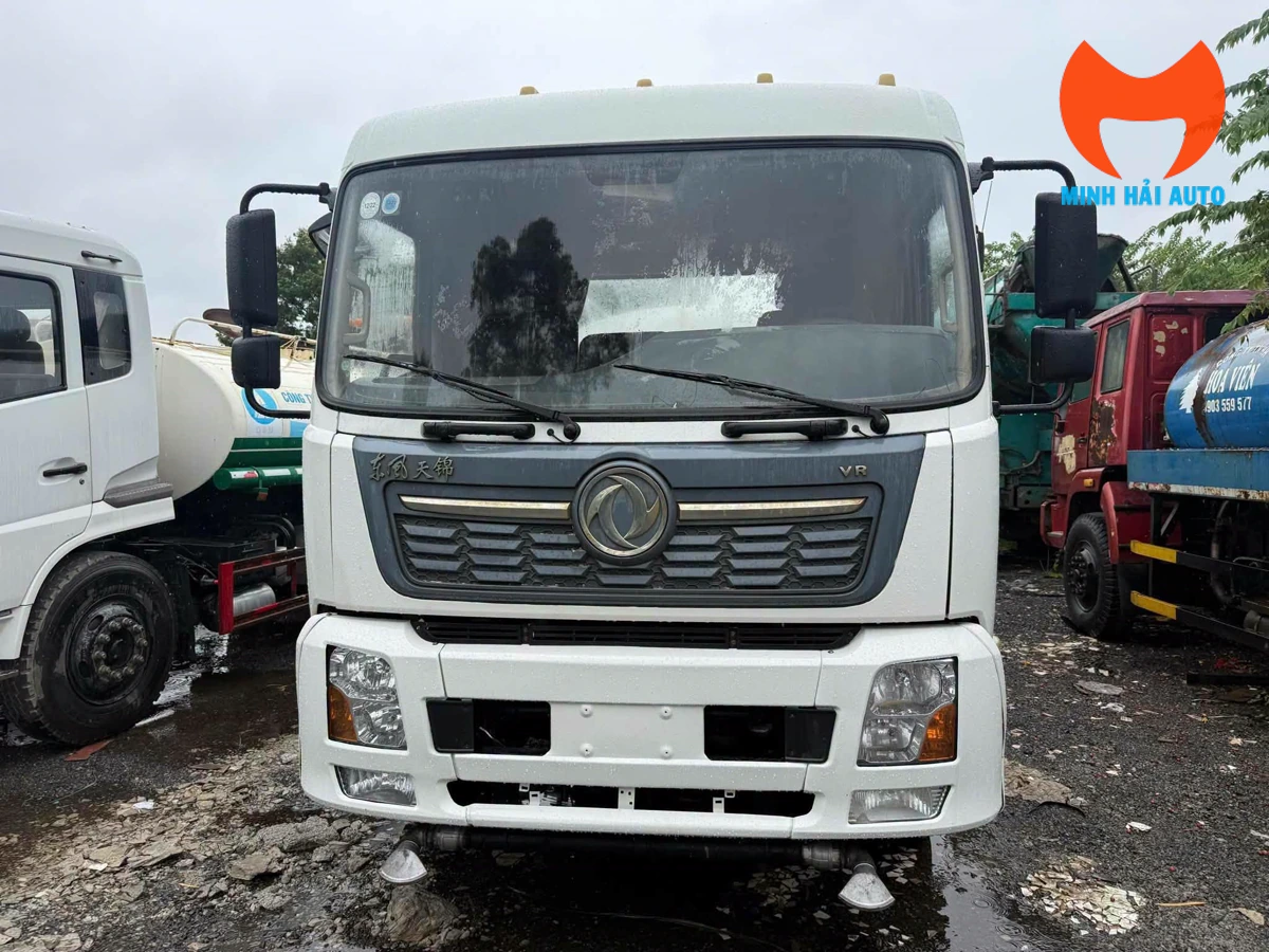 Phần đầu xe bồn phun nước rửa đường nhìn chính diện