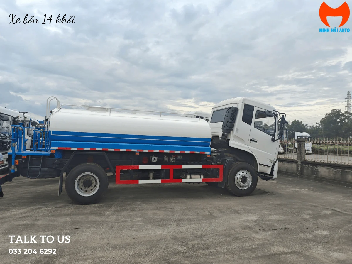 Xe phun nước rửa đường Dongfeng 14 khối nhìn ngang, téc nước và cụm béc phun phía trước