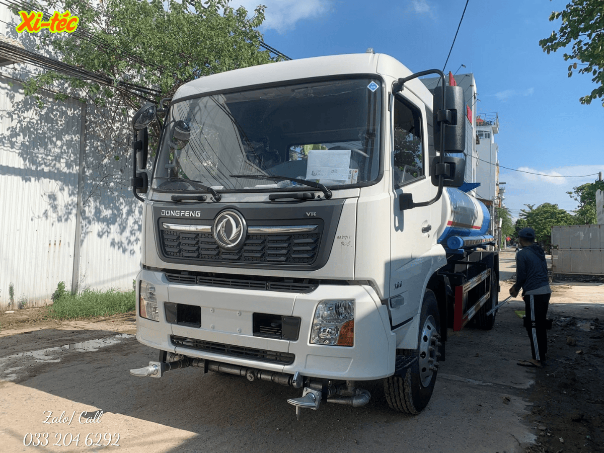 Xe phun nước rửa đường Dongfeng 6.5m³ đang thực hiện nhiệm vụ tưới cây xanh công cộng.