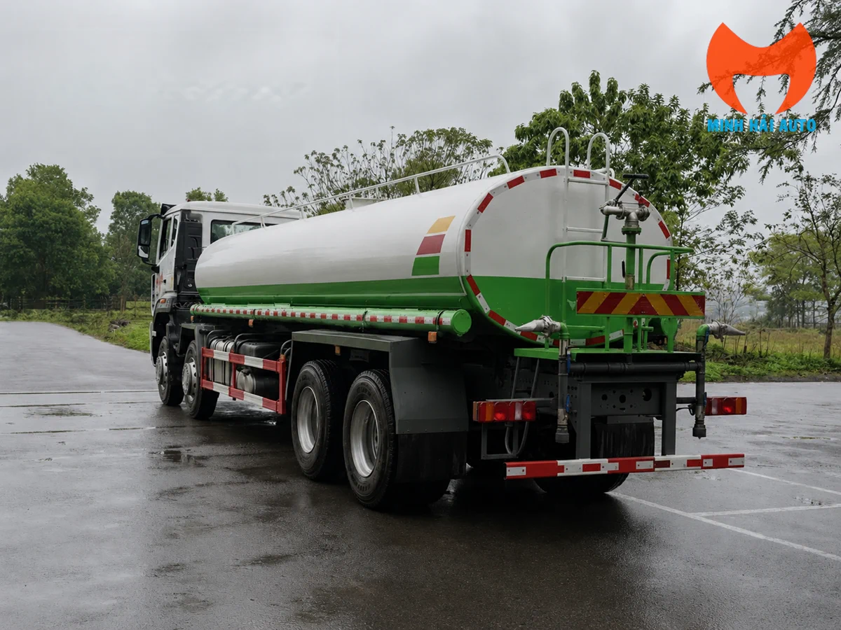 Xe phun nước rửa đường Howo 17 khối 8x4 nhìn tổng thể