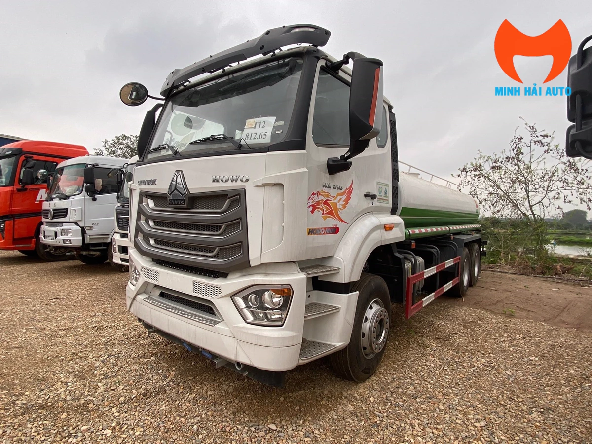 Cabin HOWO và bồn nước lắp phía sau xe