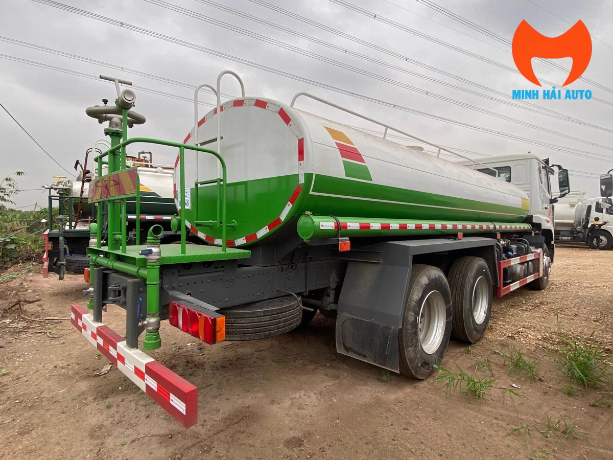 Bồn nước và cụm ống phun phía sau xe HOWO