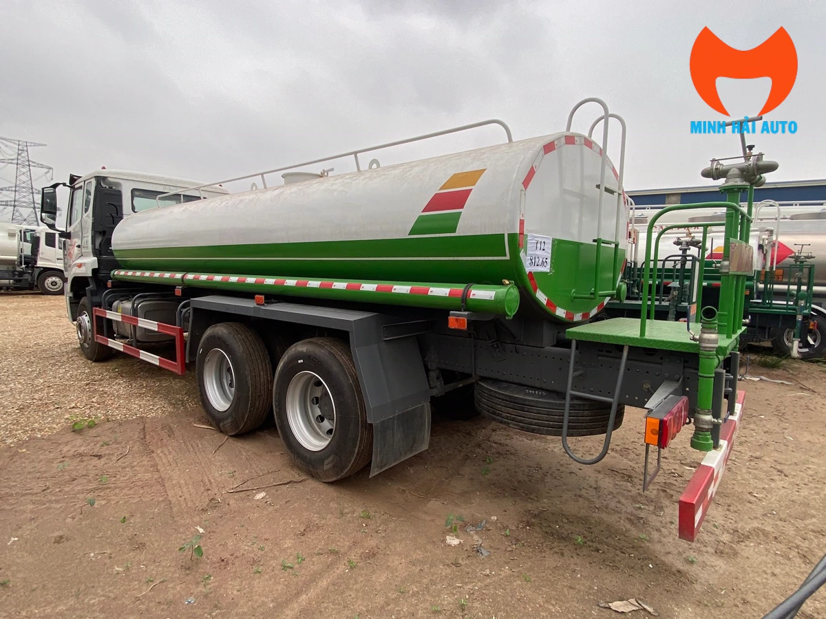 Thân bồn nước và thiết bị phun phía sau xe HOWO