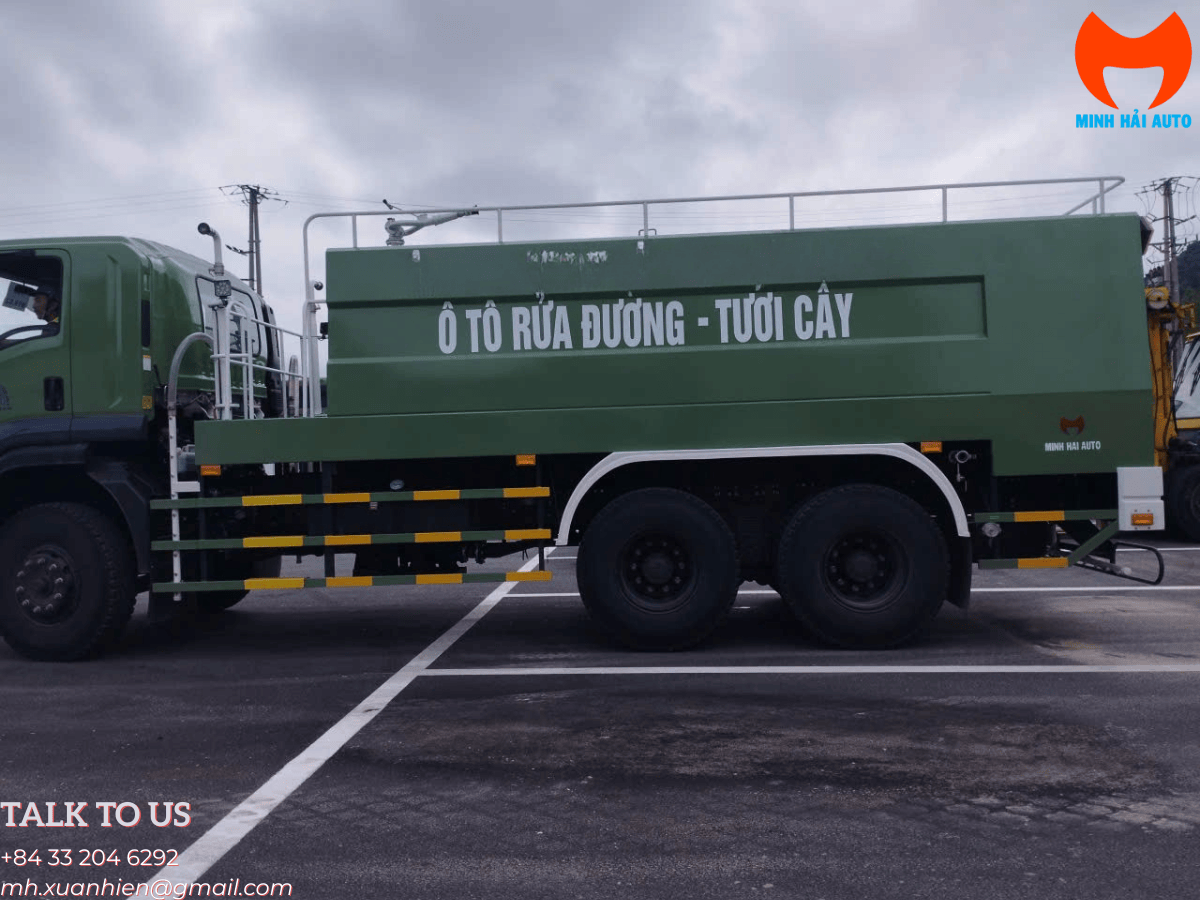 Xe phun nước rửa đường Isuzu FVZ 14 khối đang thực hiện nhiệm vụ tưới cây tại một công viên đô thị.