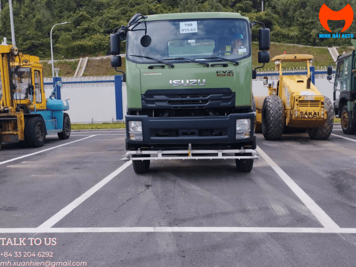 Xe phun nước rửa đường Isuzu FVZ 14 khối tại bãi xe của Minh Hải Auto, sẵn sàng bàn giao cho khách hàng.