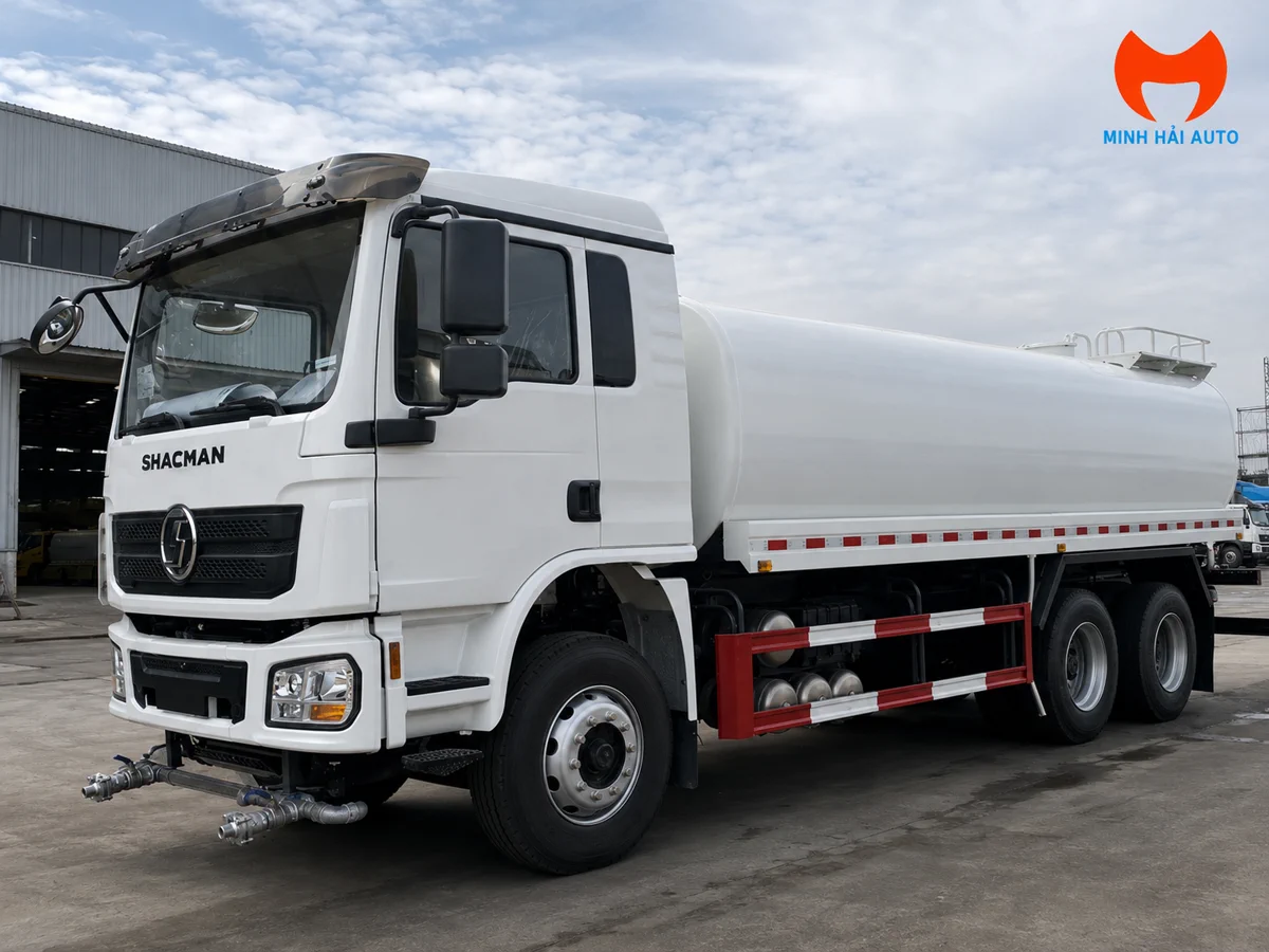 Xe phun nước rửa đường đang vận hành phun giảm bụi và tưới cây