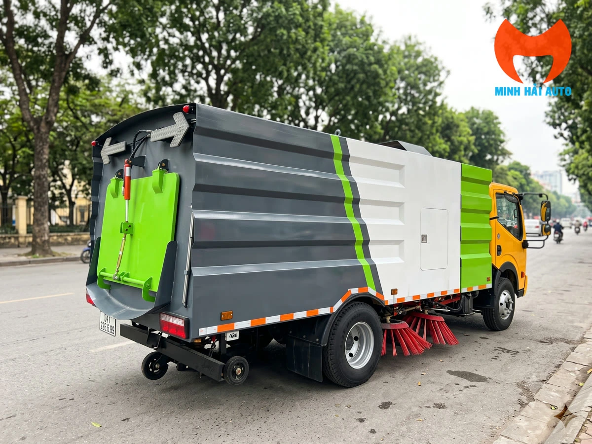 Đuôi xe quét đường Dongfeng 5 khối với cửa xả rác ben thủy lực và chổi quét