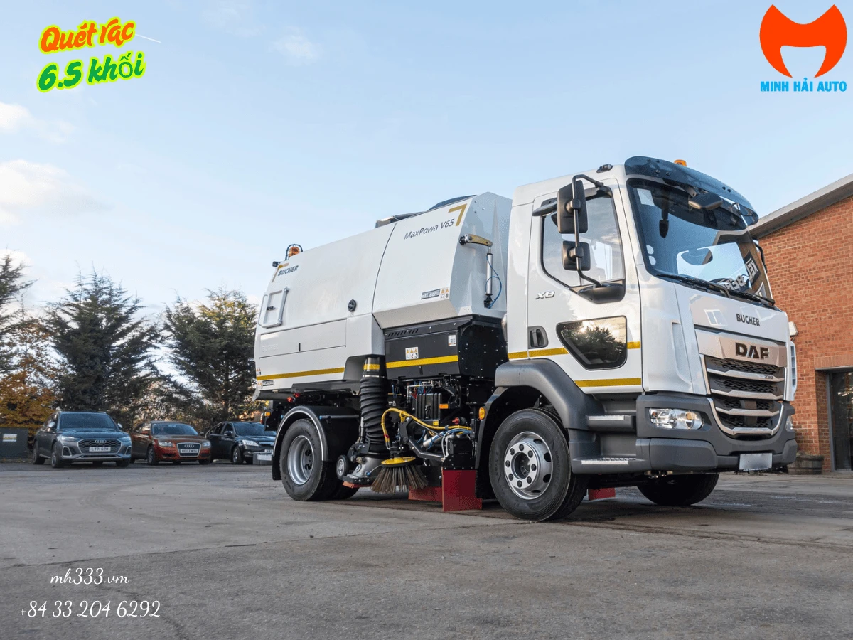 Cận cảnh cụm chổi quét đĩa và ống hút của xe quét đường MaxPowa V65, có tem PM2.5 PM10 trên khoang thiết bị